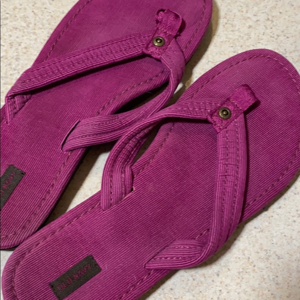 ISO Old Navy vtg corduroy flip flops, size 7 or 8!